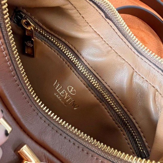 Valentino Stud Sign Hobo Borsa Marrone Scuro Replica Replica Perfette Valentino Stud Sign Hobo Borsa Marrone Scuro imitazioni
