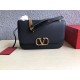 fedele Valentino Medium Vlock Borse a tracolla Nero Vitello Replica Replica Perfette fedele Valentino Medium Vlock Borse a tracolla Nero Vitello imitazioni