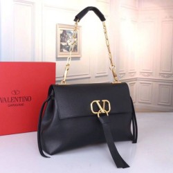 Replica fedele Valentino Medium VRing Chain Borse Nero Grainy Calfskin Riproduzione Fedele fedele Valentino Medium VRing Chain Borse Replica Nero Grainy Calfskin imitazioni