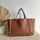 Replica fedele Valentino Roman Stud Tote Borsa Marrone Vitello Granulato Riproduzione Fedele fedele Valentino Roman Stud Tote Borsa Marrone Vitello Granulato imitazioni