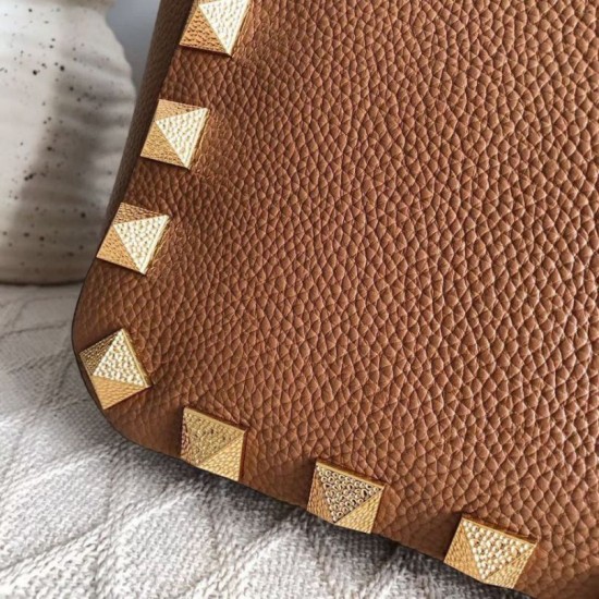 Replica fedele Valentino Roman Stud Tote Borsa Marrone Vitello Granulato Riproduzione Fedele fedele Valentino Roman Stud Tote Borsa Marrone Vitello Granulato imitazioni