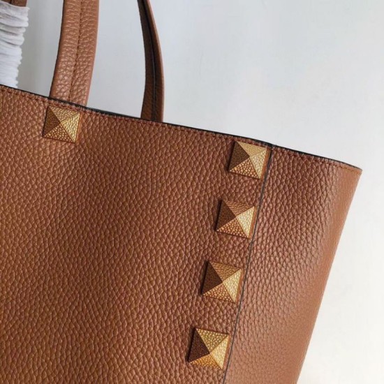 Replica fedele Valentino Roman Stud Tote Borsa Marrone Vitello Granulato Riproduzione Fedele fedele Valentino Roman Stud Tote Borsa Marrone Vitello Granulato imitazioni
