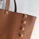 Replica fedele Valentino Roman Stud Tote Borsa Marrone Vitello Granulato Riproduzione Fedele fedele Valentino Roman Stud Tote Borsa Marrone Vitello Granulato imitazioni