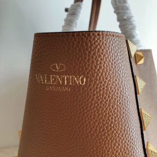 Replica fedele Valentino Roman Stud Tote Borsa Marrone Vitello Granulato Riproduzione Fedele fedele Valentino Roman Stud Tote Borsa Marrone Vitello Granulato imitazioni