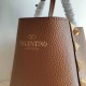 Replica fedele Valentino Roman Stud Tote Borsa Marrone Vitello Granulato Riproduzione Fedele fedele Valentino Roman Stud Tote Borsa Marrone Vitello Granulato imitazioni