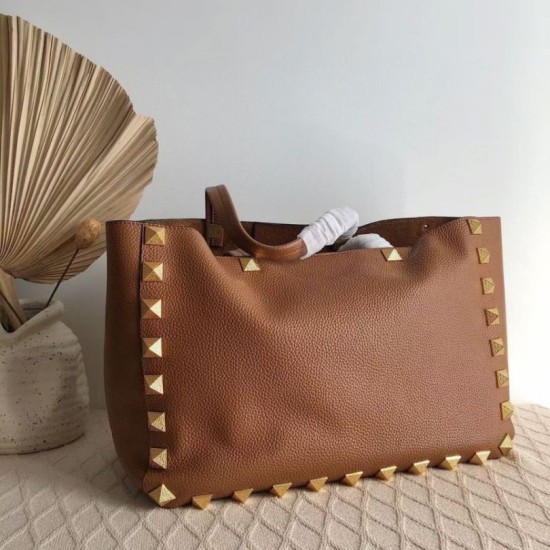 Replica fedele Valentino Roman Stud Tote Borsa Marrone Vitello Granulato Riproduzione Fedele fedele Valentino Roman Stud Tote Borsa Marrone Vitello Granulato imitazioni