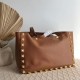 Replica fedele Valentino Roman Stud Tote Borsa Marrone Vitello Granulato Riproduzione Fedele fedele Valentino Roman Stud Tote Borsa Marrone Vitello Granulato imitazioni