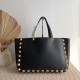 Replica Valentino Roman Stud Tote Borsa Nero Vitello Granulato Riproduzione Fedele Valentino Roman Stud Tote Borsa Nero Vitello Granulato imitazioni