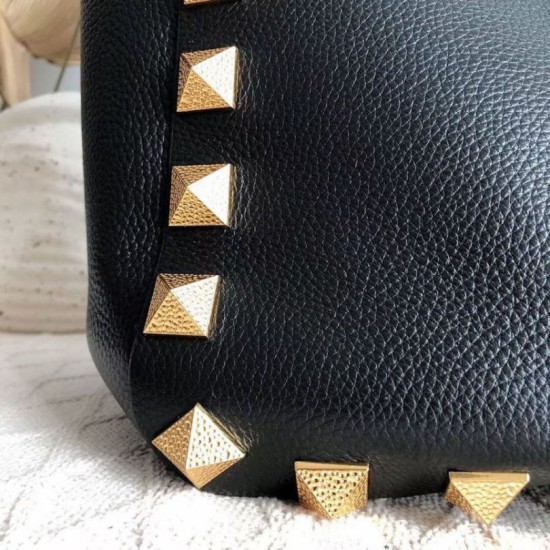Replica Valentino Roman Stud Tote Borsa Nero Vitello Granulato Riproduzione Fedele Valentino Roman Stud Tote Borsa Nero Vitello Granulato imitazioni
