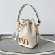 Valentino VLogo Signature Mini Bucket Borsa Bianco Calfskin Replica Replica Perfette Valentino VLogo Signature Mini Bucket Borsa Bianco Calfskin imitazioni