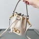 Valentino VLogo Signature Mini Bucket Borsa Bianco Calfskin Replica Replica Perfette Valentino VLogo Signature Mini Bucket Borsa Bianco Calfskin imitazioni
