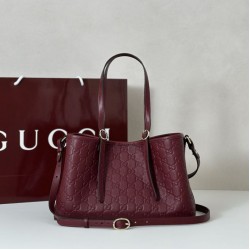 Gucci 815214 Borsa tote media GG Emblem in pelle goffrata nera Gucci 815214 Borsa tote media GG Emblem in pelle goffrata nera