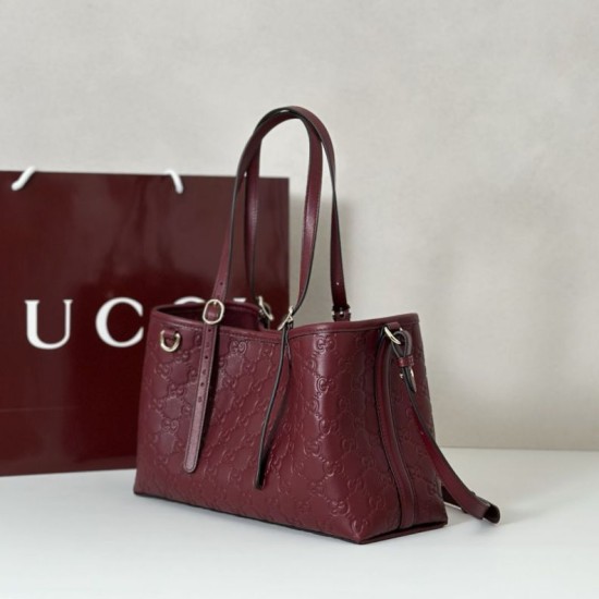 Replica Gucci 815214 Borsa tote media GG Emblem in pelle goffrata nera