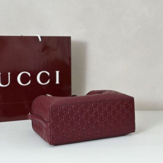 Replica Gucci 815214 Borsa tote media GG Emblem in pelle goffrata nera