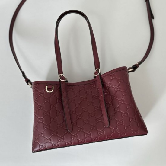 Replica Gucci 815214 Borsa tote media GG Emblem in pelle goffrata nera