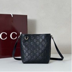 Gucci 847090 Borse a secchiello nano con GG Emblem in tessuto marrone