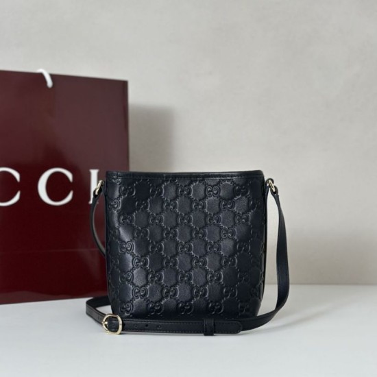 Replica Gucci 847090 Borse a secchiello nano con GG Emblem in tessuto marrone Imitazioni Replica Gucci 847090 Borse a secchiello nano con GG Emblem in tessuto marrone