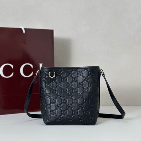 Replica Gucci 847090 Borse a secchiello nano con GG Emblem in tessuto marrone Imitazioni Replica Gucci 847090 Borse a secchiello nano con GG Emblem in tessuto marrone