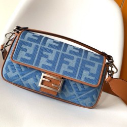 Replica Borsa media Fendi Baguette in denim con ricamo FF Replica Perfetta media Fendi Baguette in denim con ricamo FF imitazioni