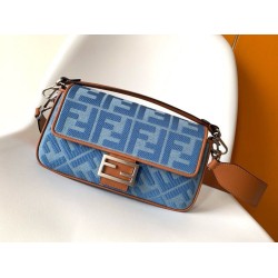 media Fendi Baguette in denim con ricamo FF media Fendi Baguette in denim con ricamo FF