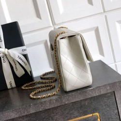 Replica Borse Imitazioni Chanel piccola con patta classica CF in pelle di agnello lucida bianca Imitazioni Replica Borse Imitazioni Chanel piccola con patta classica CF in pelle di agnello lucida bianca