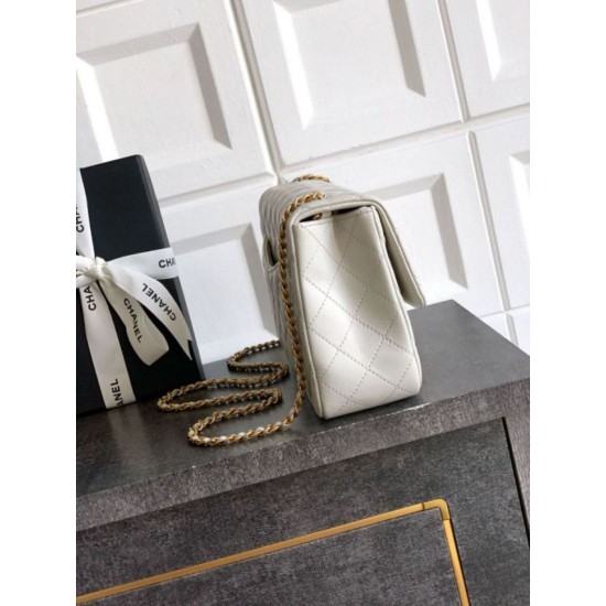 Replica Borse Imitazioni Chanel piccola con patta classica CF in pelle di agnello lucida bianca Imitazioni Replica Borse Imitazioni Chanel piccola con patta classica CF in pelle di agnello lucida bianca