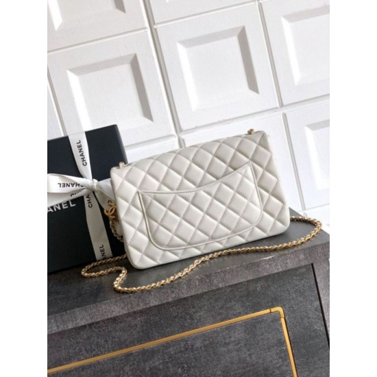 Replica Borse Imitazioni Chanel piccola con patta classica CF in pelle di agnello lucida bianca Imitazioni Replica Borse Imitazioni Chanel piccola con patta classica CF in pelle di agnello lucida bianca