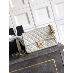Borse Chanel piccola con patta classica CF in pelle di agnello lucida bianca