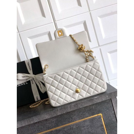Replica Borse Imitazioni Chanel piccola con patta classica CF in pelle di agnello lucida bianca Imitazioni Replica Borse Imitazioni Chanel piccola con patta classica CF in pelle di agnello lucida bianca