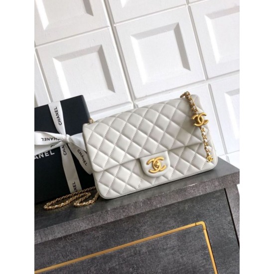 Replica Borse Imitazioni Chanel piccola con patta classica CF in pelle di agnello lucida bianca Imitazioni Replica Borse Imitazioni Chanel piccola con patta classica CF in pelle di agnello lucida bianca
