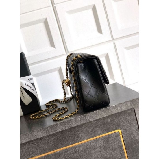 Replica Borse Imitazioni Chanel piccola con patta classica CF in pelle di agnello lucida nera Imitazioni Replica Borse Imitazioni Chanel piccola con patta classica CF in pelle di agnello lucida nera