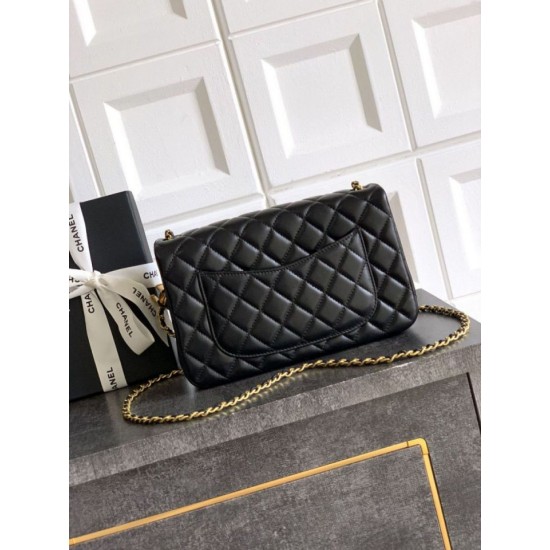 Replica Borse Imitazioni Chanel piccola con patta classica CF in pelle di agnello lucida nera Imitazioni Replica Borse Imitazioni Chanel piccola con patta classica CF in pelle di agnello lucida nera