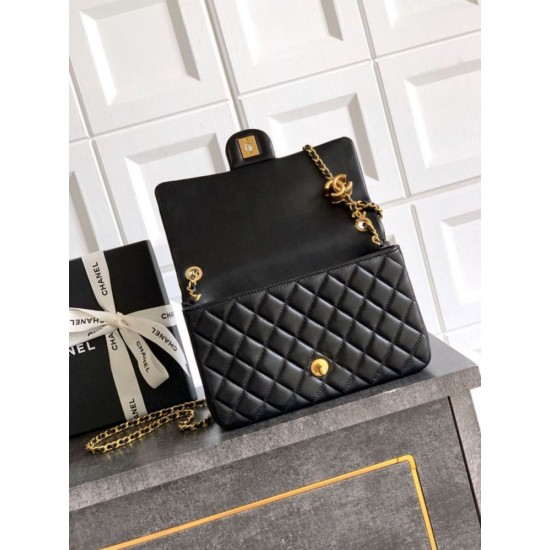 Replica Borse Imitazioni Chanel piccola con patta classica CF in pelle di agnello lucida nera Imitazioni Replica Borse Imitazioni Chanel piccola con patta classica CF in pelle di agnello lucida nera