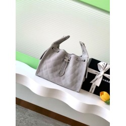 Chanel AS5293 Borsa a secchiello piccola Hobo Vintage con coulisse in pelle scamosciata grigia