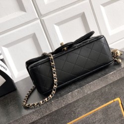 Replica Chanel 25K Bora Pari a patta piccola con pallina dorata in pelle di agnello nera Imitazioni Replica Chanel 25K Bora Pari a patta piccola con pallina dorata in pelle di agnello nera