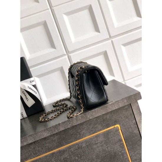 Replica Chanel 25K Bora Pari a patta piccola con pallina dorata in pelle di agnello nera Imitazioni Replica Chanel 25K Bora Pari a patta piccola con pallina dorata in pelle di agnello nera