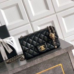 Replica Chanel 25K Bora Pari a patta piccola con pallina dorata in pelle di agnello nera