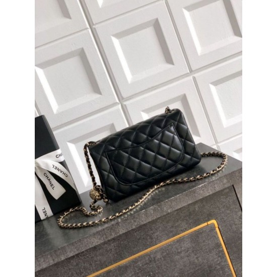 Replica Chanel 25K Bora Pari a patta piccola con pallina dorata in pelle di agnello nera Imitazioni Replica Chanel 25K Bora Pari a patta piccola con pallina dorata in pelle di agnello nera