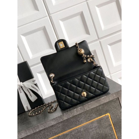 Replica Chanel 25K Bora Pari a patta piccola con pallina dorata in pelle di agnello nera Imitazioni Replica Chanel 25K Bora Pari a patta piccola con pallina dorata in pelle di agnello nera