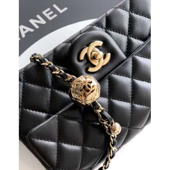 Replica Chanel 25K Bora Pari a patta piccola con pallina dorata in pelle di agnello nera Imitazioni Replica Chanel 25K Bora Pari a patta piccola con pallina dorata in pelle di agnello nera