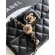 Replica Chanel 25K Bora Pari a patta piccola con pallina dorata in pelle di agnello nera Imitazioni Replica Chanel 25K Bora Pari a patta piccola con pallina dorata in pelle di agnello nera