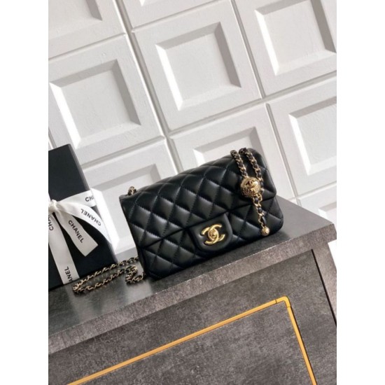 Replica Chanel 25K Bora Pari a patta piccola con pallina dorata in pelle di agnello nera Imitazioni Replica Chanel 25K Bora Pari a patta piccola con pallina dorata in pelle di agnello nera