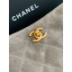 Replica Borsa tote Chanel grande con tracolla a catena AS5303 Scamosciato Grigio