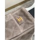 Replica Borsa tote Chanel grande con tracolla a catena AS5303 Scamosciato Grigio