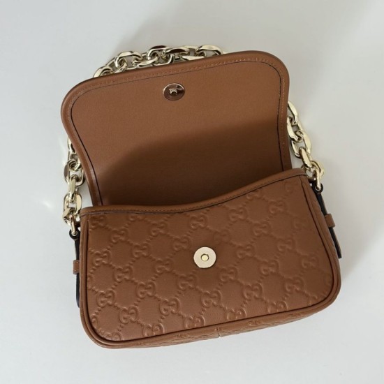 Replica Gucci 847448 Borsa a tracolla piccola GG Emblem Marrone Imitazioni Replica Gucci 847448 Borsa a tracolla piccola GG Emblem Marrone