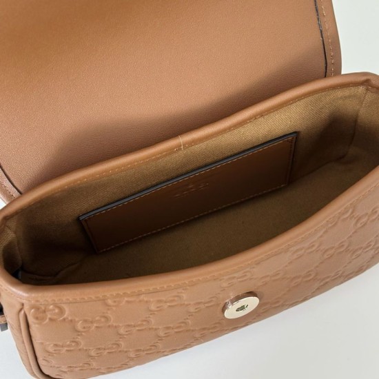 Replica Gucci 847448 Borsa a tracolla piccola GG Emblem Marrone Imitazioni Replica Gucci 847448 Borsa a tracolla piccola GG Emblem Marrone