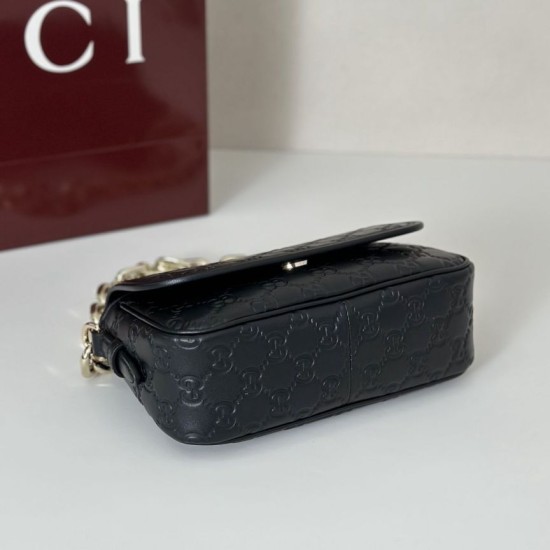 Replica Gucci 847448 Borse Imitazioni a tracolla piccola GG Emblem Nero Imitazioni Replica Gucci 847448 Borse Imitazioni a tracolla piccola GG Emblem Nero