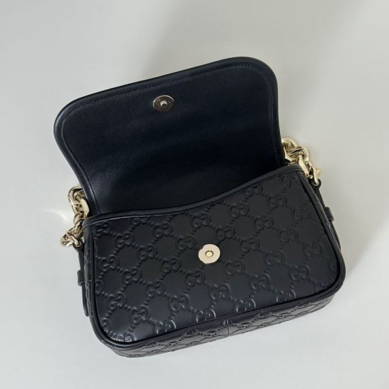 Replica Gucci 847448 Borse Imitazioni a tracolla piccola GG Emblem Nero Imitazioni Replica Gucci 847448 Borse Imitazioni a tracolla piccola GG Emblem Nero