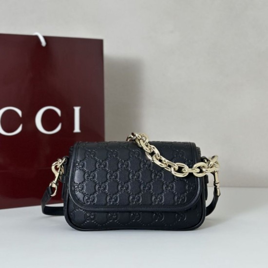 Replica Gucci 847448 Borse Imitazioni a tracolla piccola GG Emblem Nero Imitazioni Replica Gucci 847448 Borse Imitazioni a tracolla piccola GG Emblem Nero