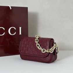Replica Gucci 847448 Borsa a tracolla piccola GG Emblem Bordeaux Imitazioni Replica Gucci 847448 Borsa a tracolla piccola GG Emblem Bordeaux